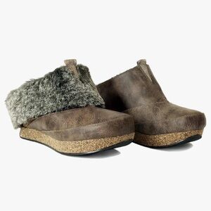 MODZORI Brown Fur-Lined Clogs